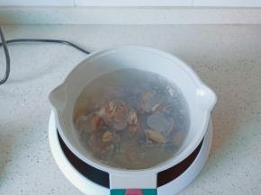 煮到花蛤个个长开了，捞出花蛤与原汤。