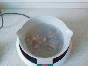 煮到花蛤个个长开了，捞出花蛤与原汤。