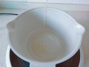 锅里重新放入适量的食用油。