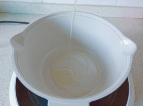 锅里重新放入适量的食用油。