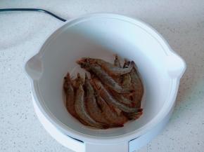 放入对虾，加一勺料酒去腥。