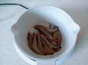 放入对虾，加一勺料酒去腥。