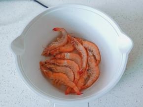 翻炒至对虾变色。