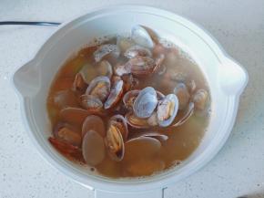 加入花蛤一起煮。