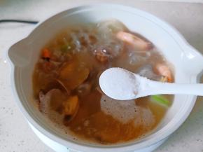 加一勺盐调味。