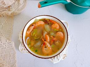 用普通的海鲜食材与冬瓜加在一起煮汤，汤汁鲜美无比。