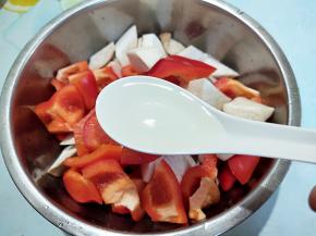 加1汤匙玉米油。烤蔬菜类一定要加一点油，这样烤出来的菜才好吃，不会太干巴巴的。也不用很多油，尽量用清爽没有明显味道的油，比如玉米油、葵花籽油等。