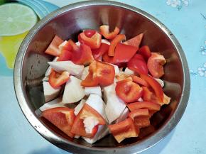 杏鲍菇和红彩椒洗干净，切滚刀块。