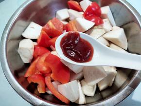 半汤匙蜜汁烤肉酱。可以用其它现成的烤翅料或烧烤料。