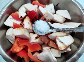 加小半勺盐。前面的酱料都是咸的，盐要少放一些。