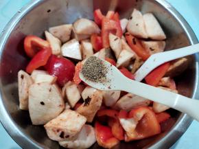 半小勺五香粉。如果用的烤翅料或烧烤料的话，这个就可以不放了。