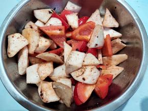 将全部材料拌匀，尽量让每一块杏鲍菇都裹上调料。