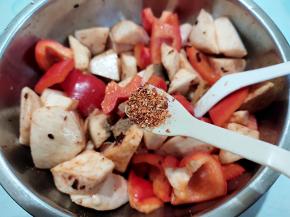 半小勺辣椒粉。加一点辣椒粉可以让口感更丰富一些，这个不辣的，就一点微微的辣。实在不能吃辣的就不放。