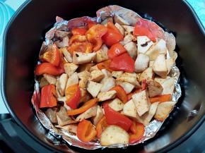 到时间后，拖出炸篮，晃动几下，用筷子扒拉几下，将食材翻个面，继续烤5分钟。一定要翻均匀，不然可能有些边边上的没烤熟。