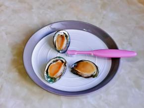 小鲍鱼用干净的牙刷刷干净，不可以省略。