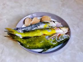 昂刺鱼去除内脏，鱼鳃，再清洗干净。