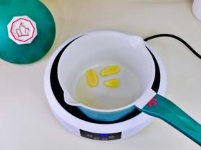 起油锅，加入姜片。