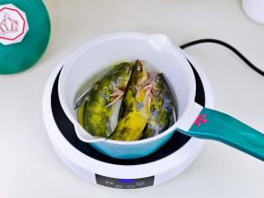 再加入处理好的昂刺鱼，两面各煎20秒左右。