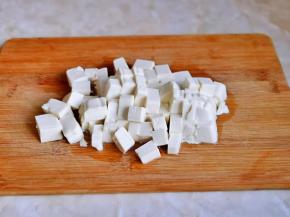 内酯豆腐倒扣砧板上切小块。
