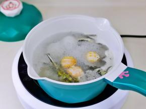 熬至汤汁奶白后加入小鲍鱼。