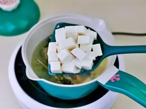 再加入切好的豆腐块。