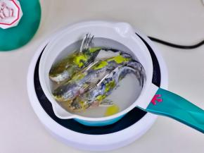 再加入开水。（这里我用冷水冲洗两遍后再加的开水，因为昂刺鱼身表面有一层黄色的，经过高温后它会脱落，不建议的也可以不用冲洗）