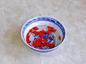 枸杞洗净冷水泡5分钟。