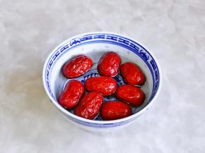 红枣洗净冷水泡5分钟。
