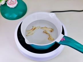 首先将当归放入奶锅中熬15分钟，将药效煮出。