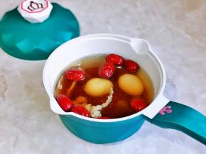 再加入红糖，鸡蛋，红枣，桂圆。
