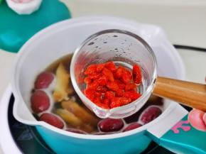 最后加入枸杞。