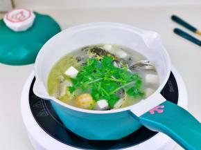 加入准备好的香菜关火，借助余温烫熟即可。