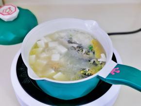 按个人口味加入盐，中火熬5分钟。