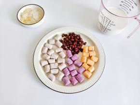 准备了三种口味的芋圆，槟榔芋圆、紫薯芋圆、红薯芋圆。