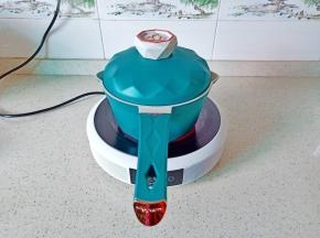 锅里加入适量的清水【这款帝伯朗炫彩多功能陶瓷锅加热快，清洗也特别地方便】