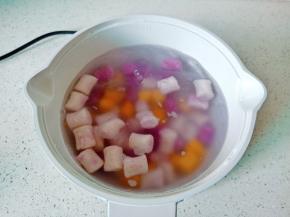 锅里水开放入芋圆，轻轻搅动。