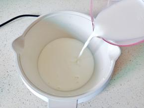 把纯牛奶倒入锅里。