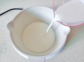 把纯牛奶倒入锅里。