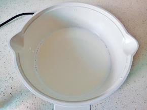 开小火，用铲子慢慢搅动至冰糖融化，牛奶煮至四周冒小泡就可以关火，不能煮开。