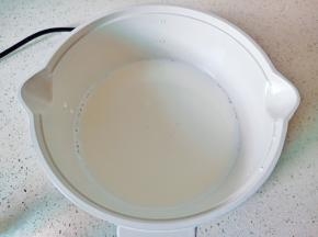 开小火，用铲子慢慢搅动至冰糖融化，牛奶煮至四周冒小泡就可以关火，不能煮开。