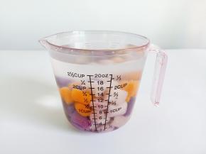 煮好的芋圆放入凉开水或者冰水中，防止粘连。