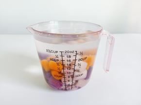 煮好的芋圆放入凉开水或者冰水中，防止粘连。