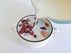 淋上煮好的热牛奶。