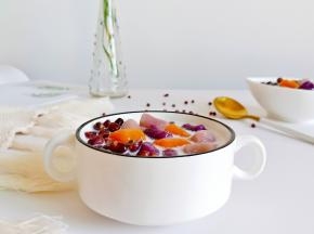 一碗缤纷色彩的芋圆，软糯弹牙，老少皆宜的一款甜品，冷热都能驾驭！