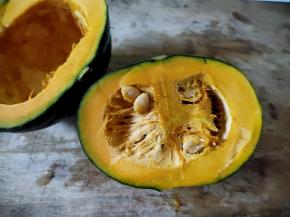 将南瓜对半剖开，挖去中间的瓤和籽。