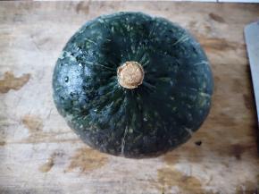 南瓜洗干净，削去上下两头。