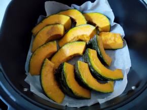 南瓜表面刷一层油，撒一点盐和五香粉。