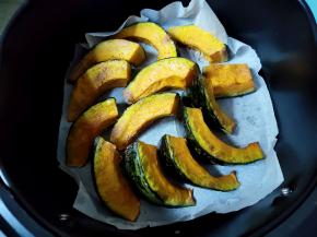 空气炸锅180度先烤10分钟。