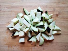 紫圆茄子洗干净切成滚刀块。