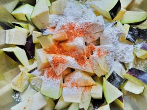 打入一个鸡蛋，加入玉米淀粉、麻辣鲜和盐。